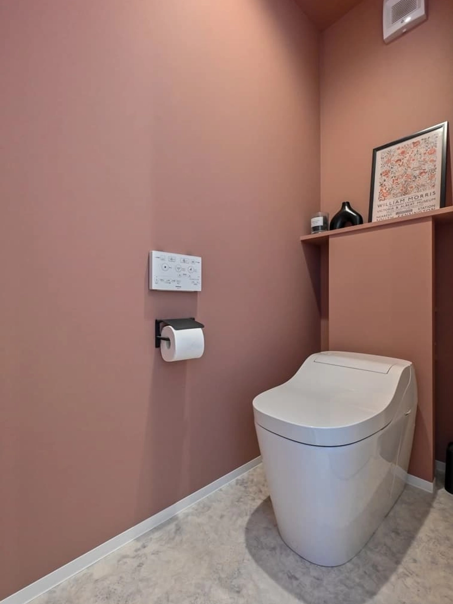 淡いピンクに包まれたトイレ