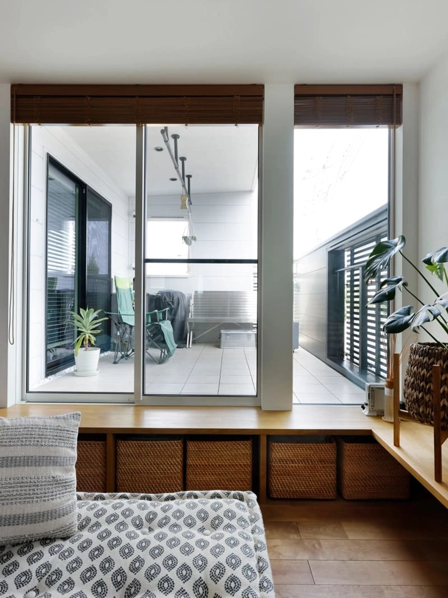 リビングとバルコニーの間のステップ兼収納