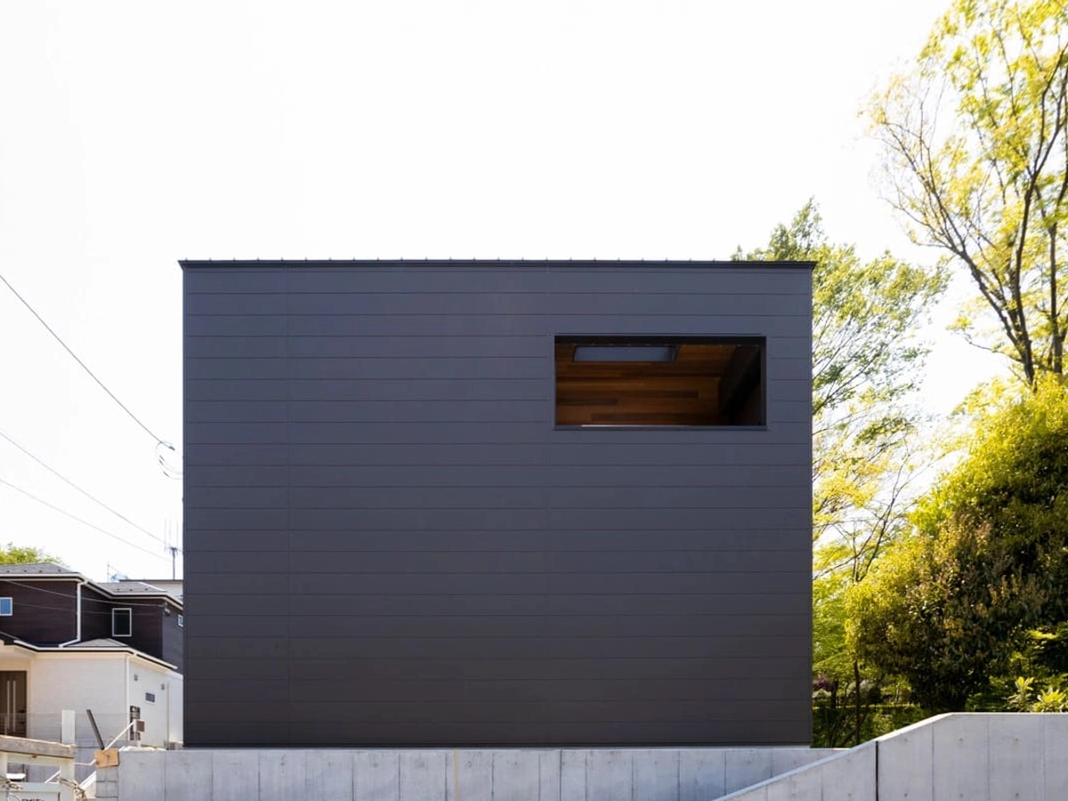 四角い黒い外観の家
