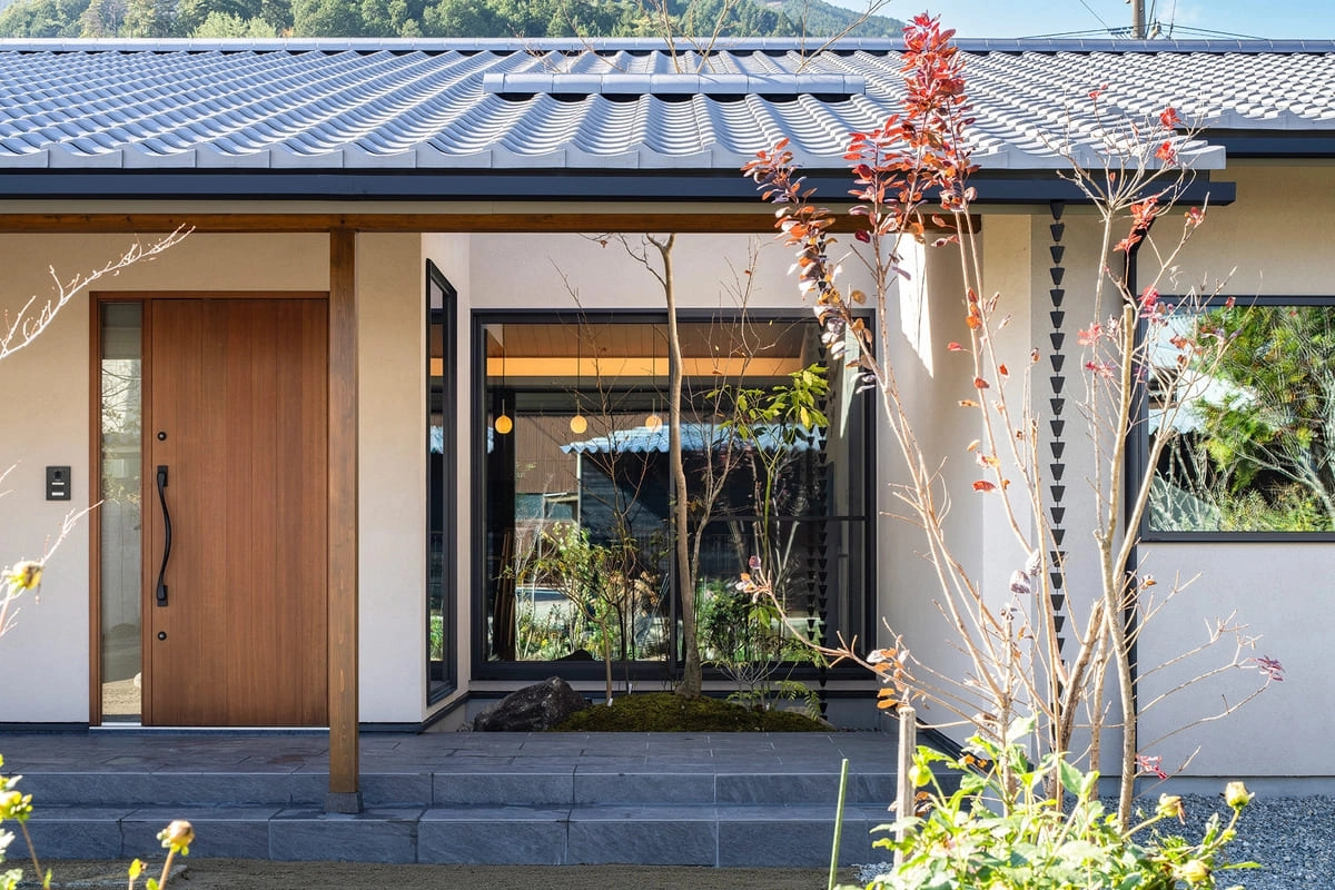 瓦屋根と落ち着きのある塗り壁の平屋