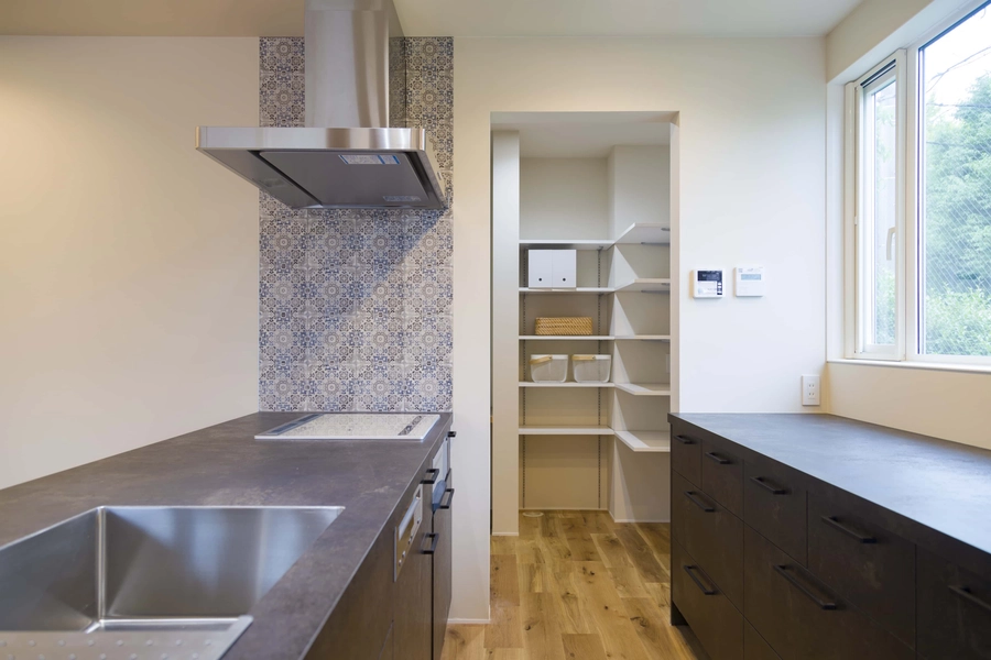 注文住宅のおしゃれなパントリー特集!効率的な間取りやメリットを紹介