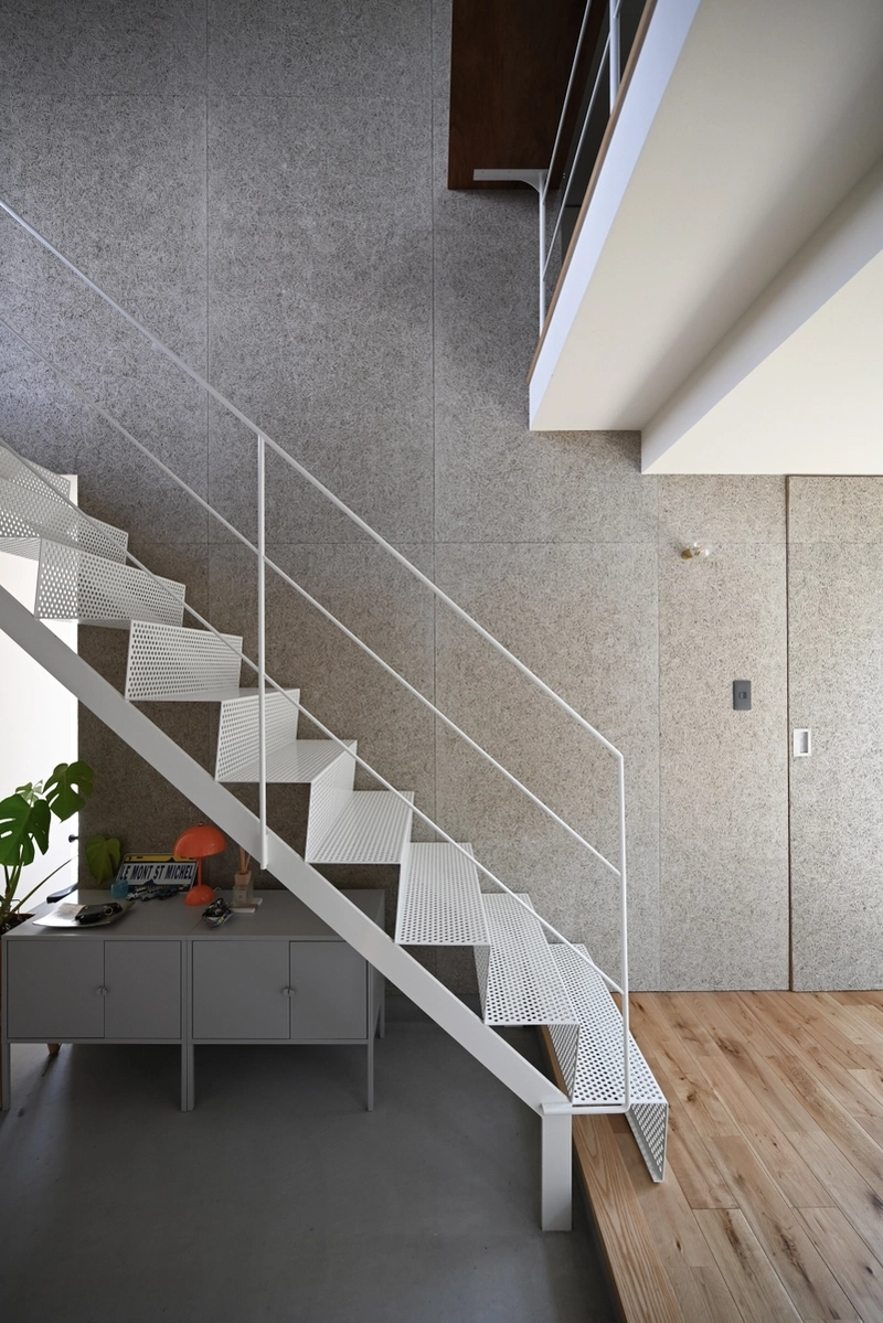 パンチングメタルの軽やかな鉄骨階段