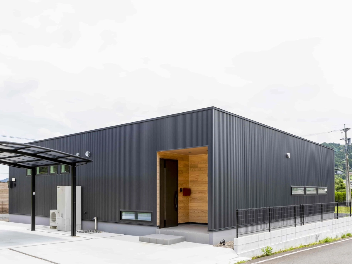 黒いガルバリウム鋼板の平屋