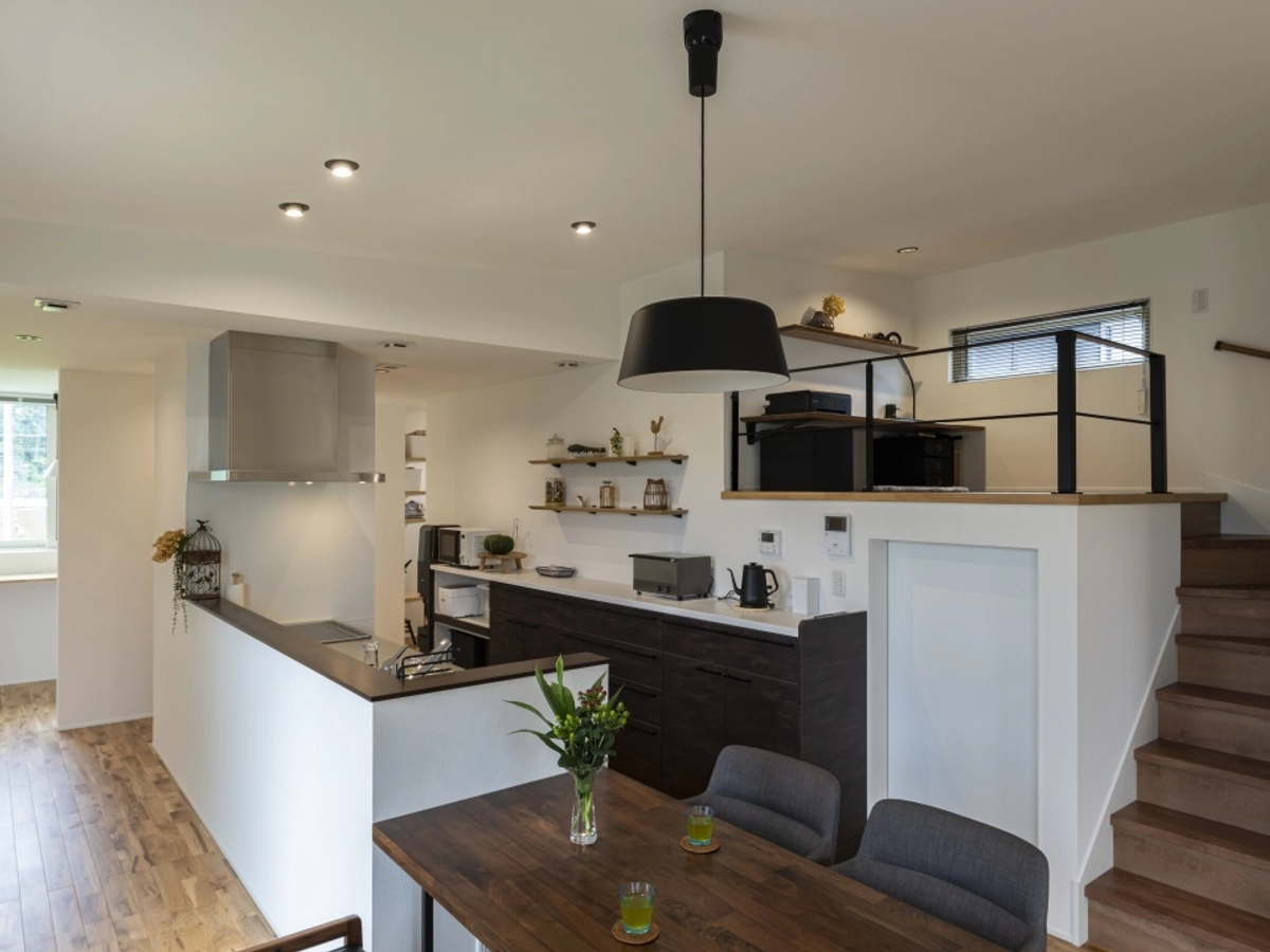 リビングダイニングから階段で続く書斎コーナー