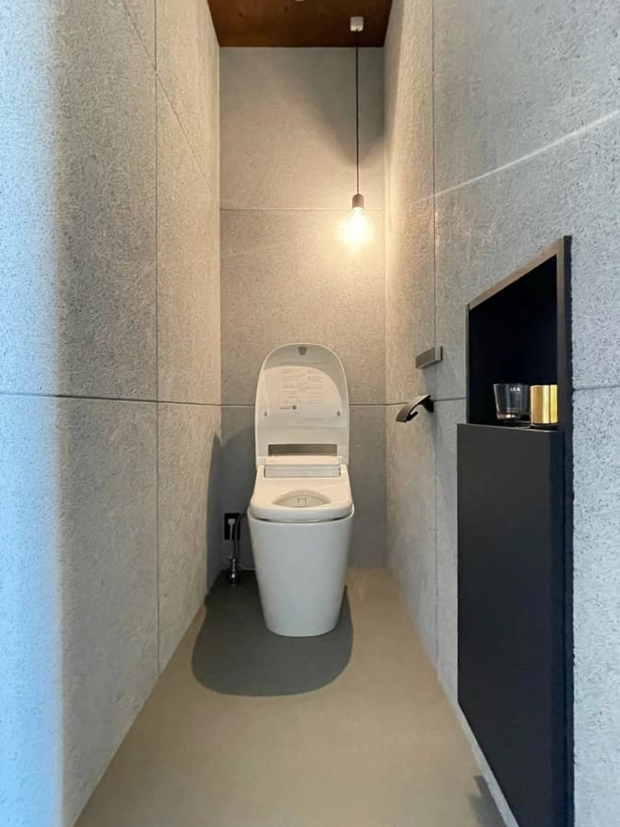 グレーで統一されたスタイリッシュで落ち着きのあるトイレ