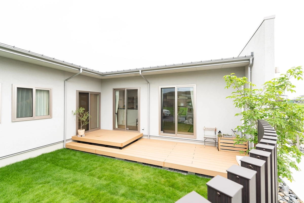 プライベート感のあるウッドデッキと庭