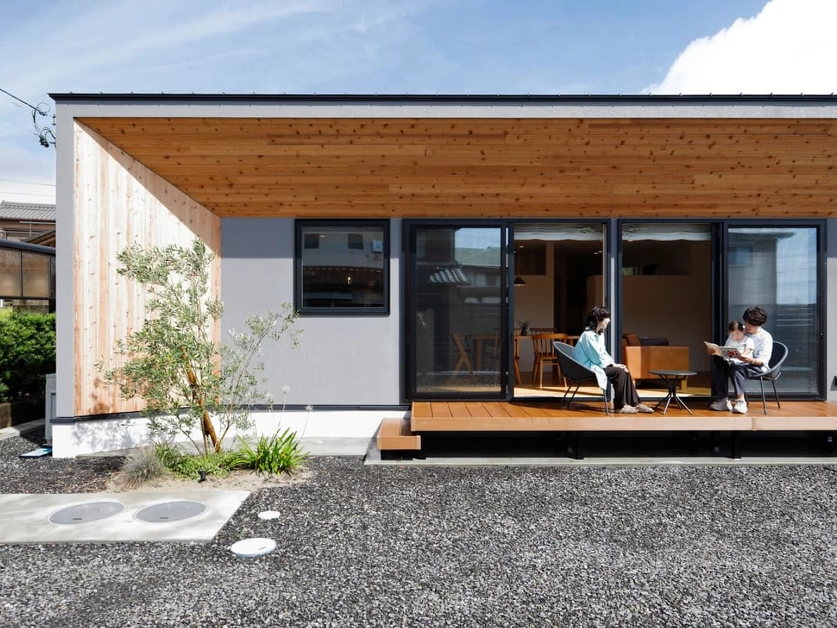 袖壁や軒天に木を使った、ワイドな平屋