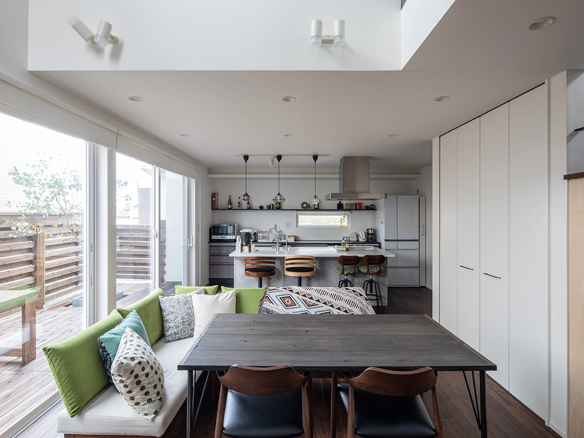 ウッドデッキのアウトドアリビングがあるダイニングキッチン