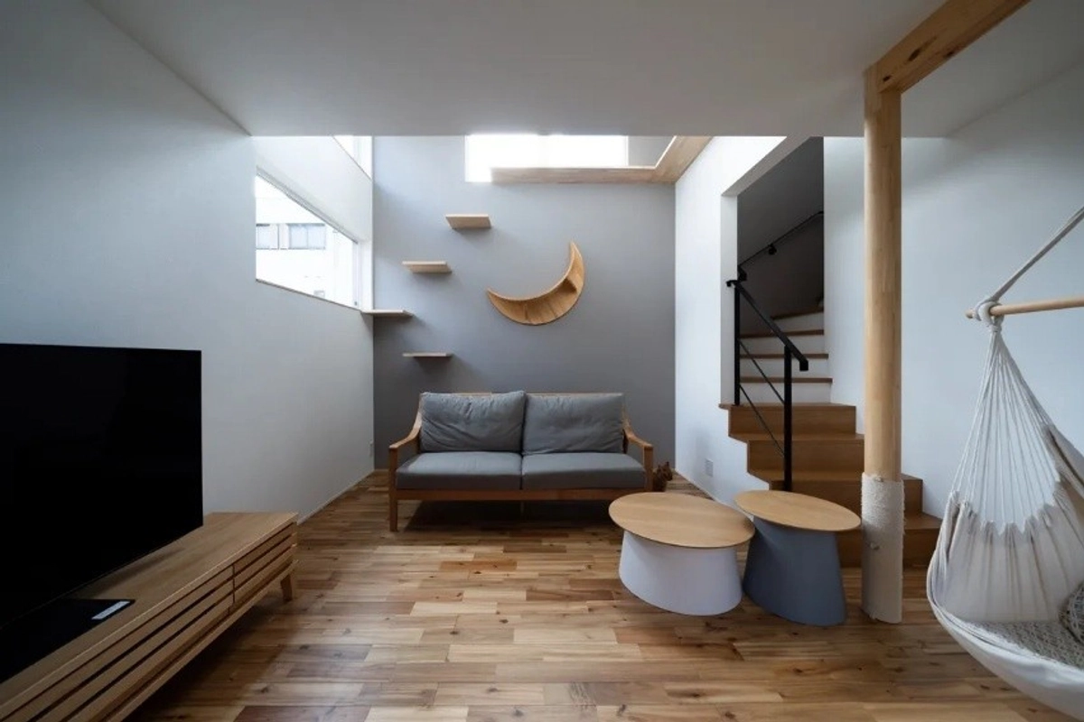 三日月型の棚が特徴的なキャットウォークのあるリビングと、階段横のハンモック