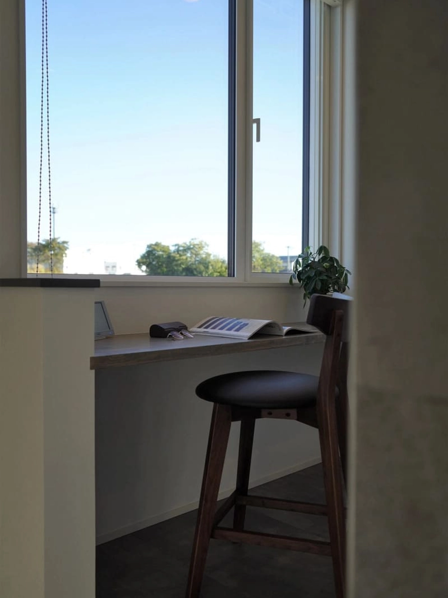 大きな窓の設置されたワークスペース