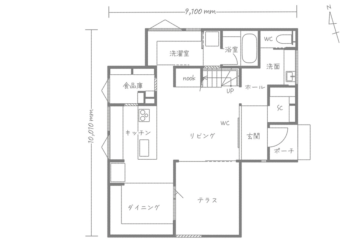 階段下のヌックや広い食品庫を備え生活動線に配慮した1階の間取り図