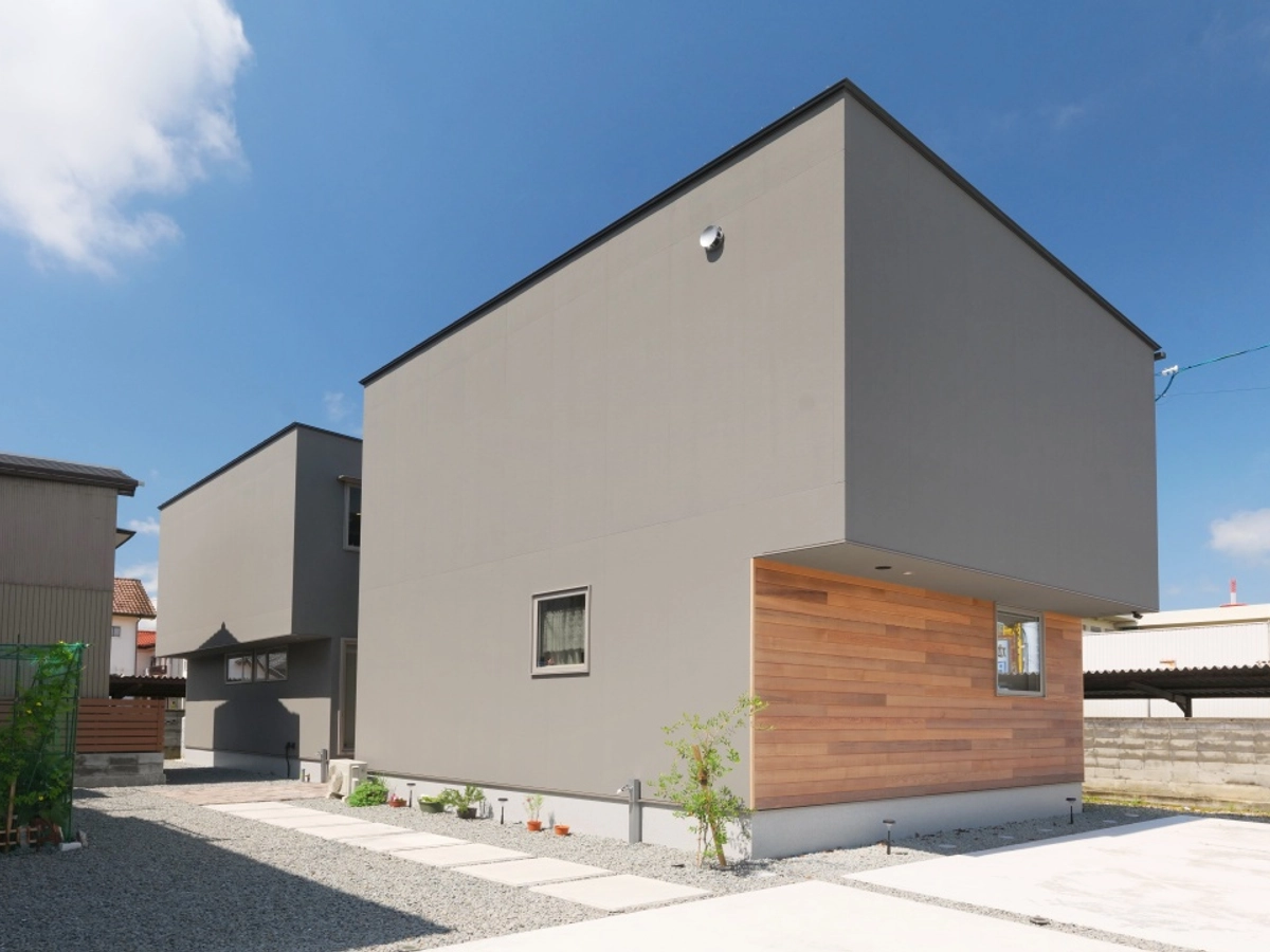 グレーと木張りの外壁の家