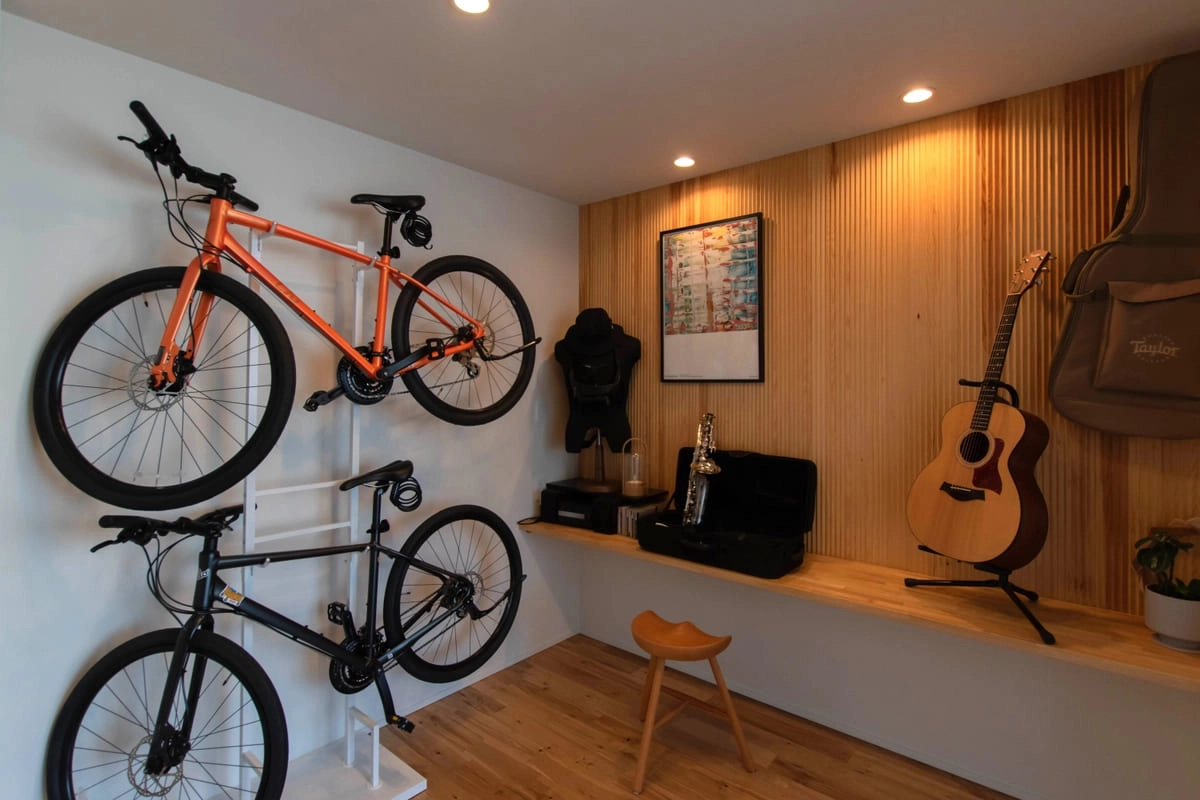 自転車や楽器をディスプレイした趣味を楽しむ土間収納
