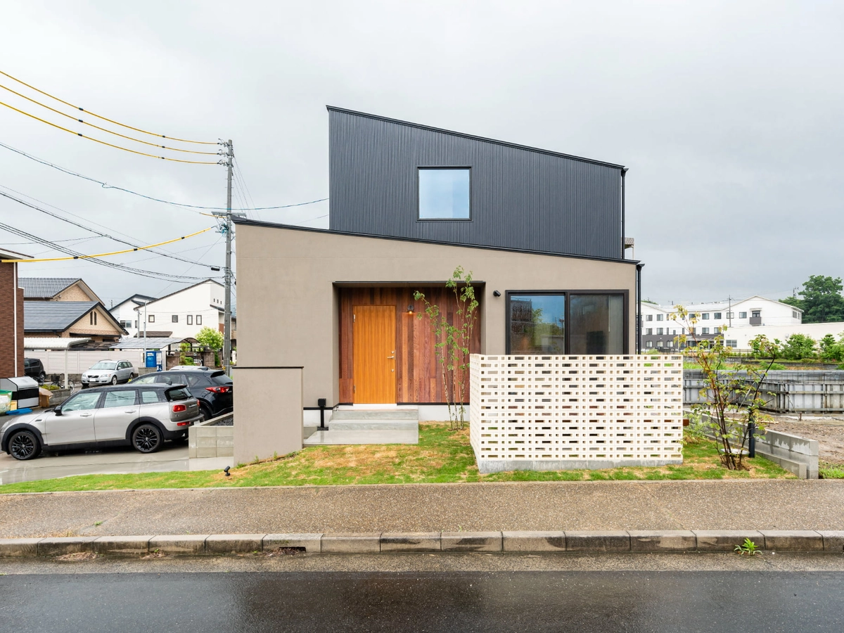 目隠しブロックが可愛い木目玄関のベージュとグレーの家