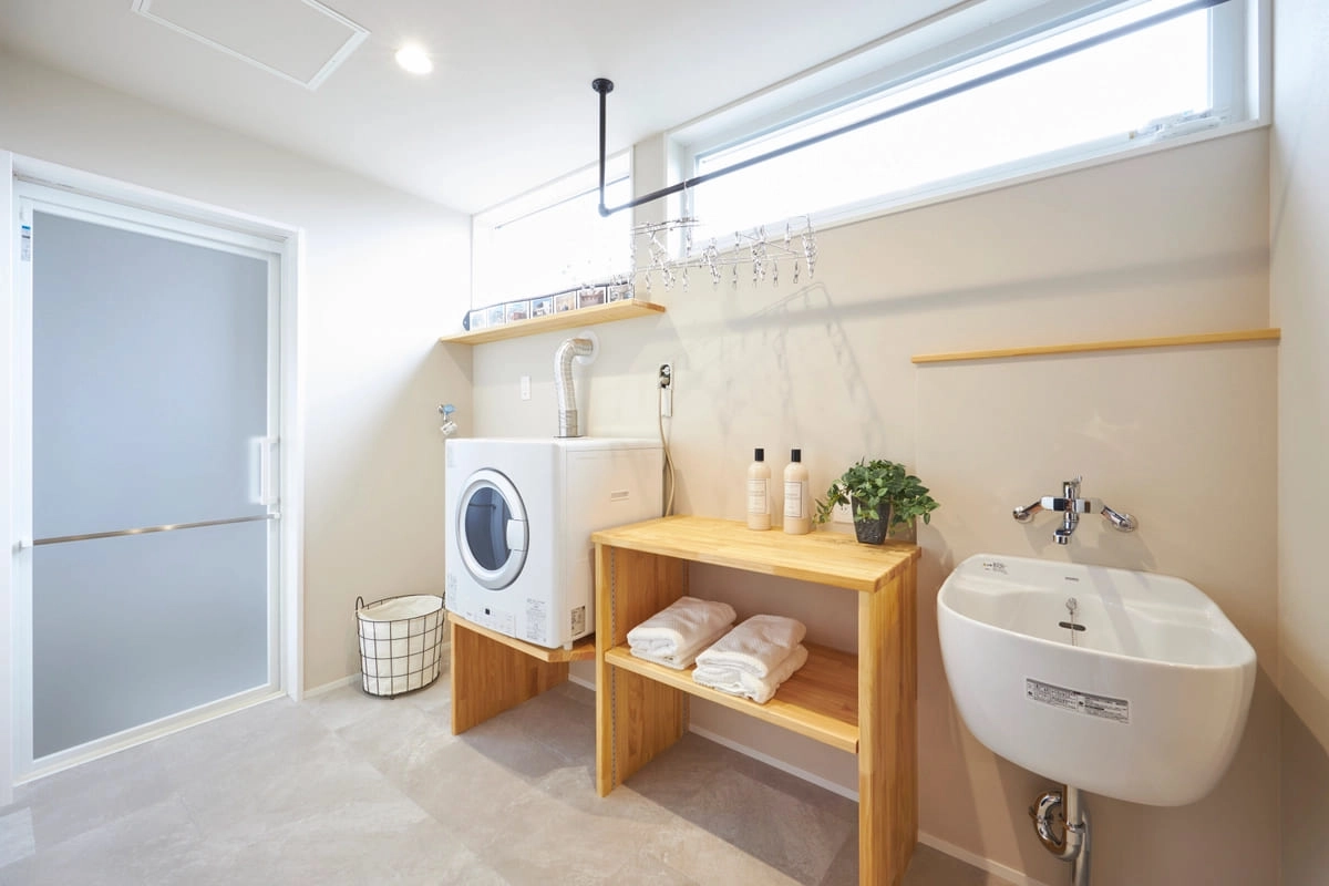 乾太くんと専用シンクを備えた機能的なランドリールーム