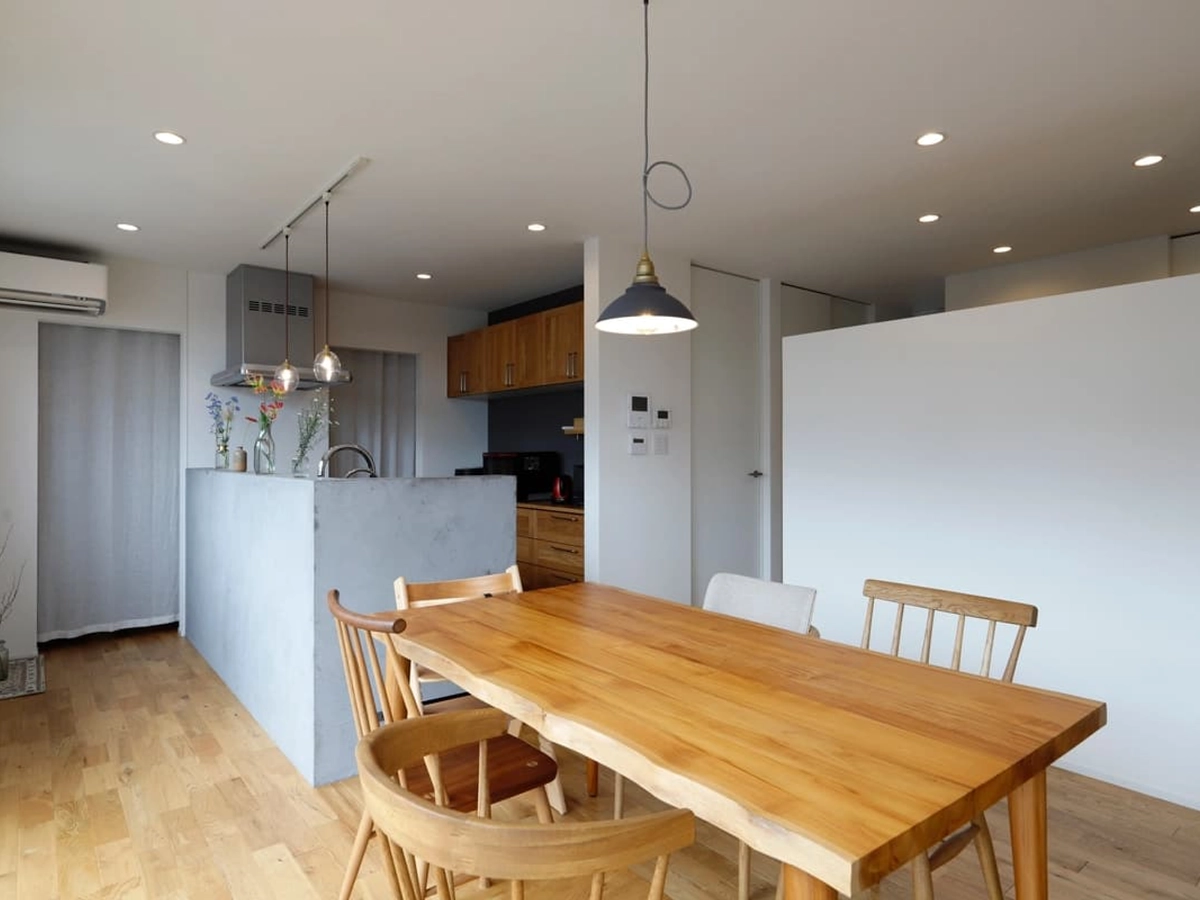 無垢材のテーブルとモールテックスを施したキッチンカウンター