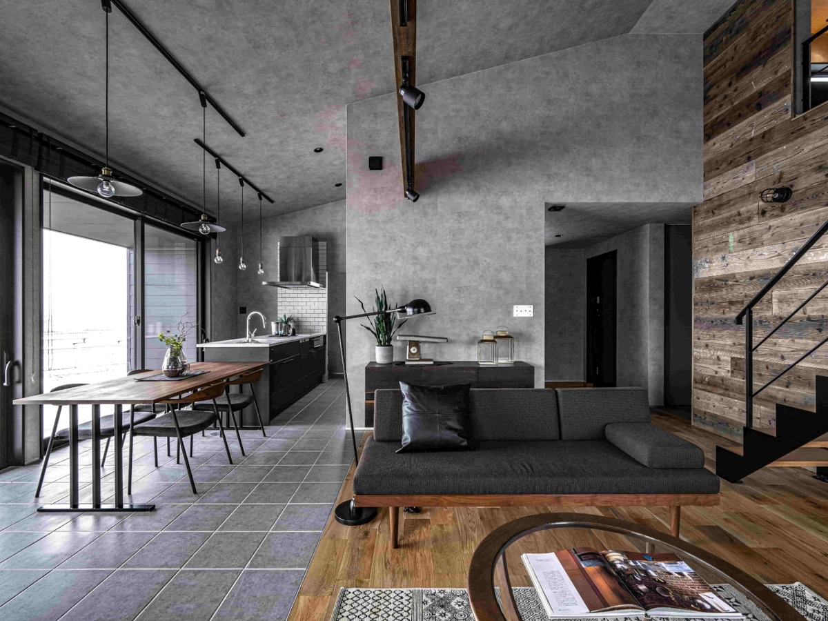 土間のある勾配天井のリビング