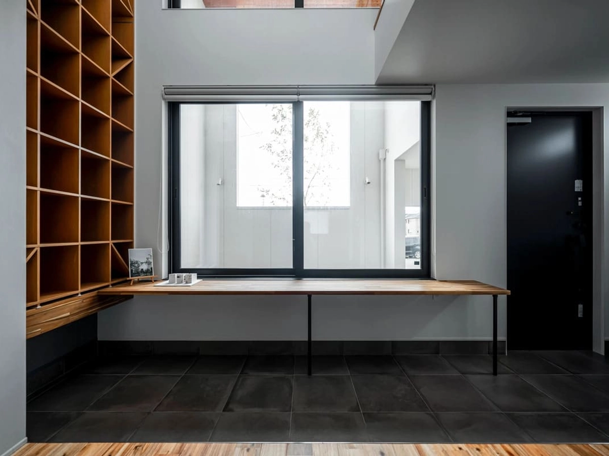 カフェのような空間がある土間玄関