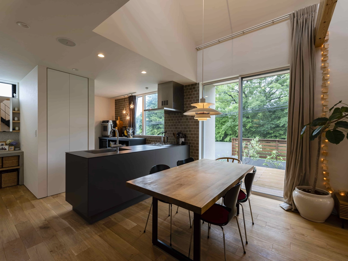 大きな窓がある落ち着いた雰囲気のダイニングキッチン