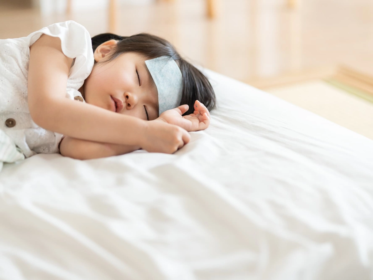 熱で休む4歳の子供