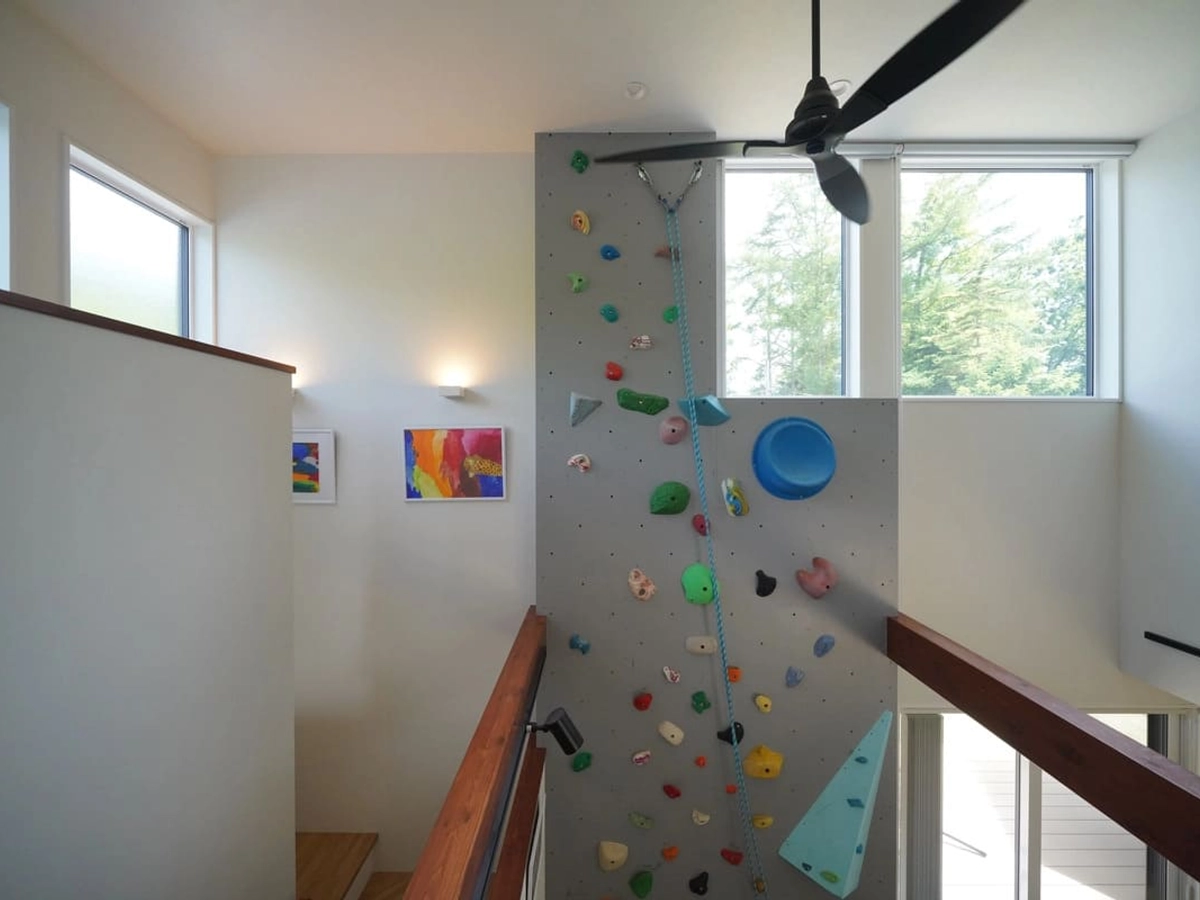 ボルダリングウォールが設置された吹き抜け