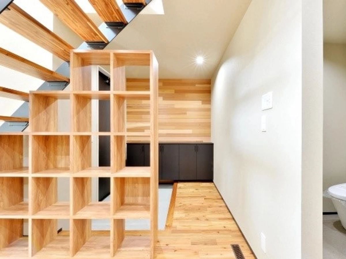 飾り棚が視線をカットしてくれる玄関