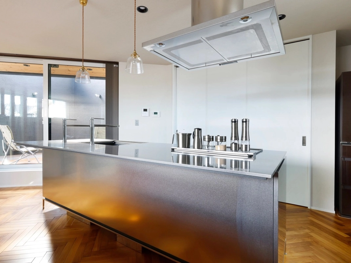 存在感たっぷりののステンレス製アイランドキッチン
