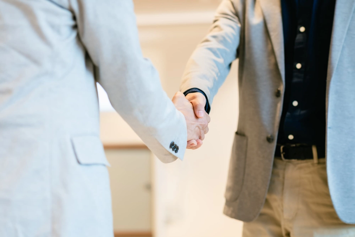 握手するビジネスマン