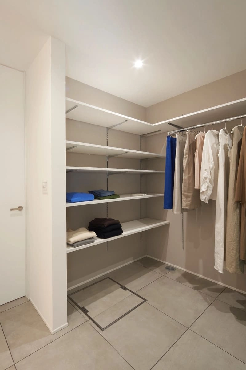 余白のあるシンプルなオープンクローゼット