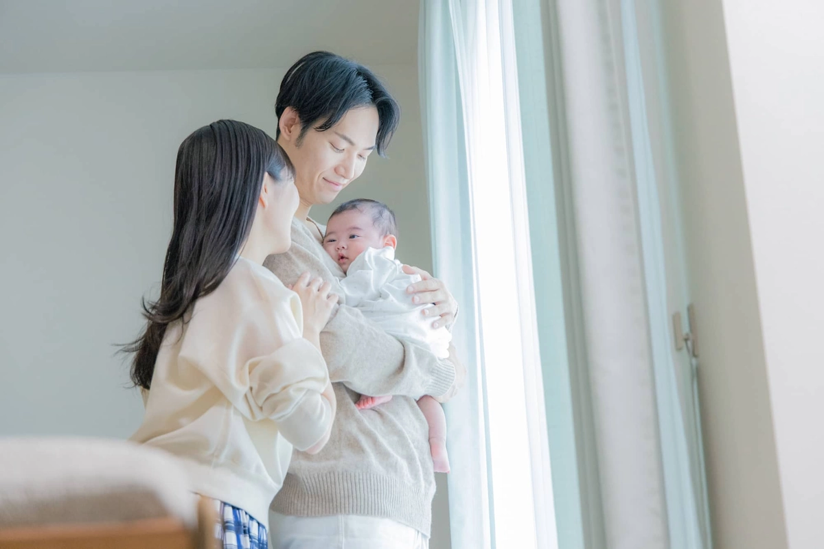 赤ちゃんを抱っこする家族　子.jpg