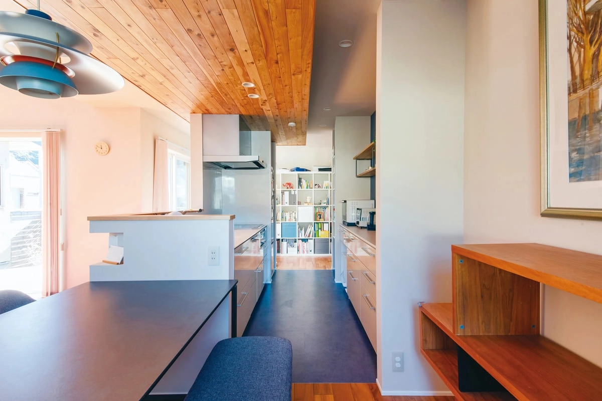 キッチンの奥にある本棚とワークスペース