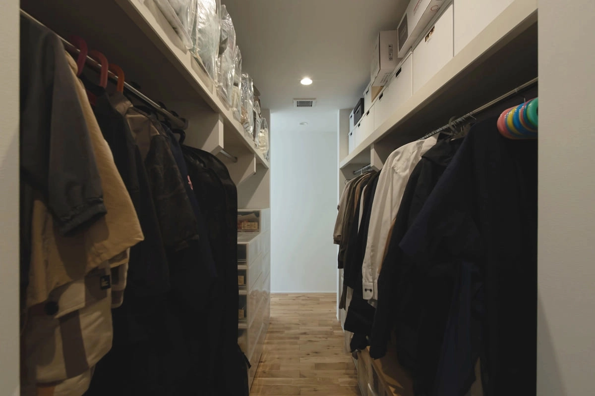 廊下を活用したファミリークローゼット