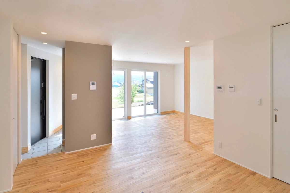 玄関からリビングへ繋がる仕切りのない明るい室内空間