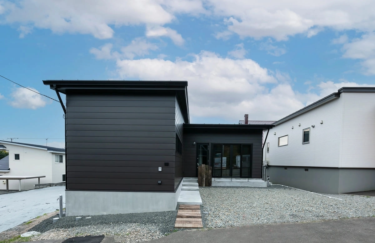 黒いガルバリウム外壁が印象的なモダンな平屋の外観