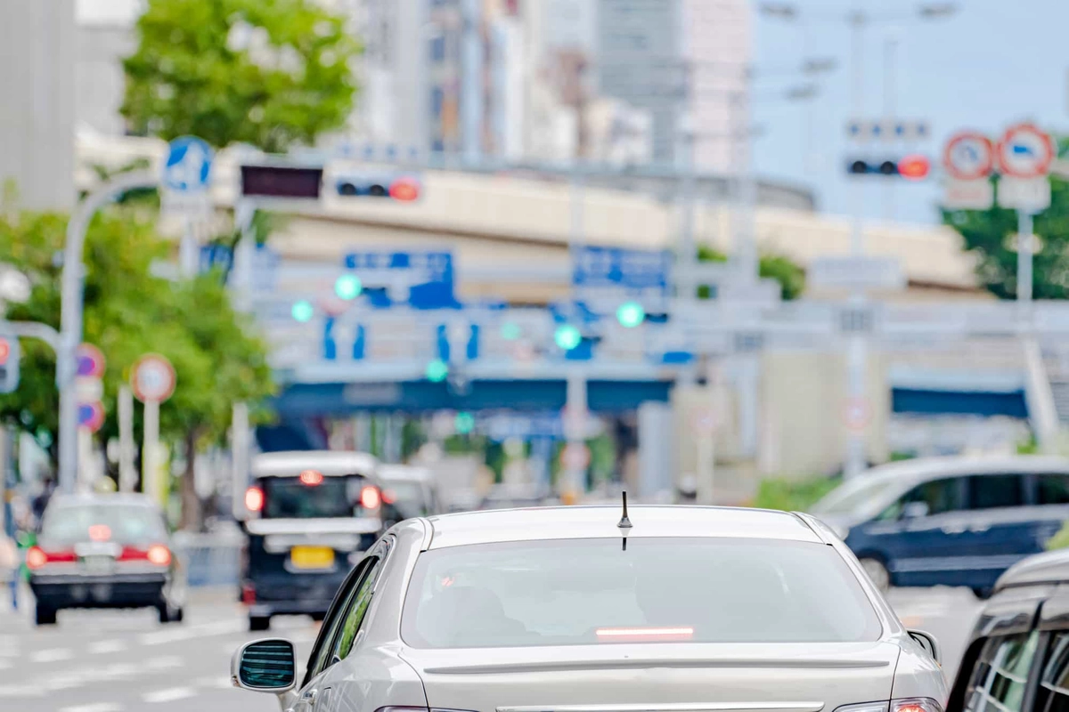都市の大きな道を走る車