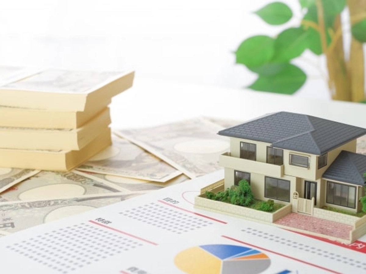 住宅の模型とお金