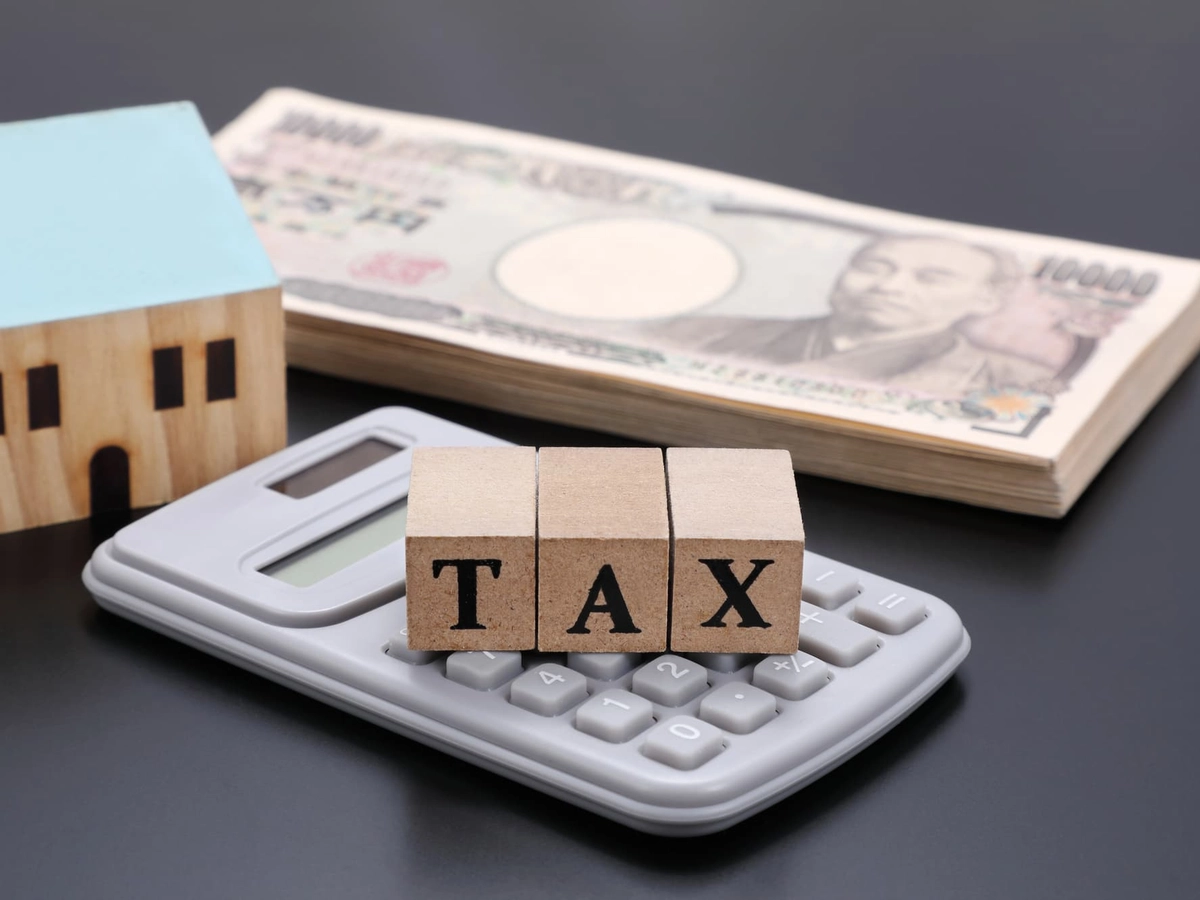 TAXと書かれた積み木と電卓