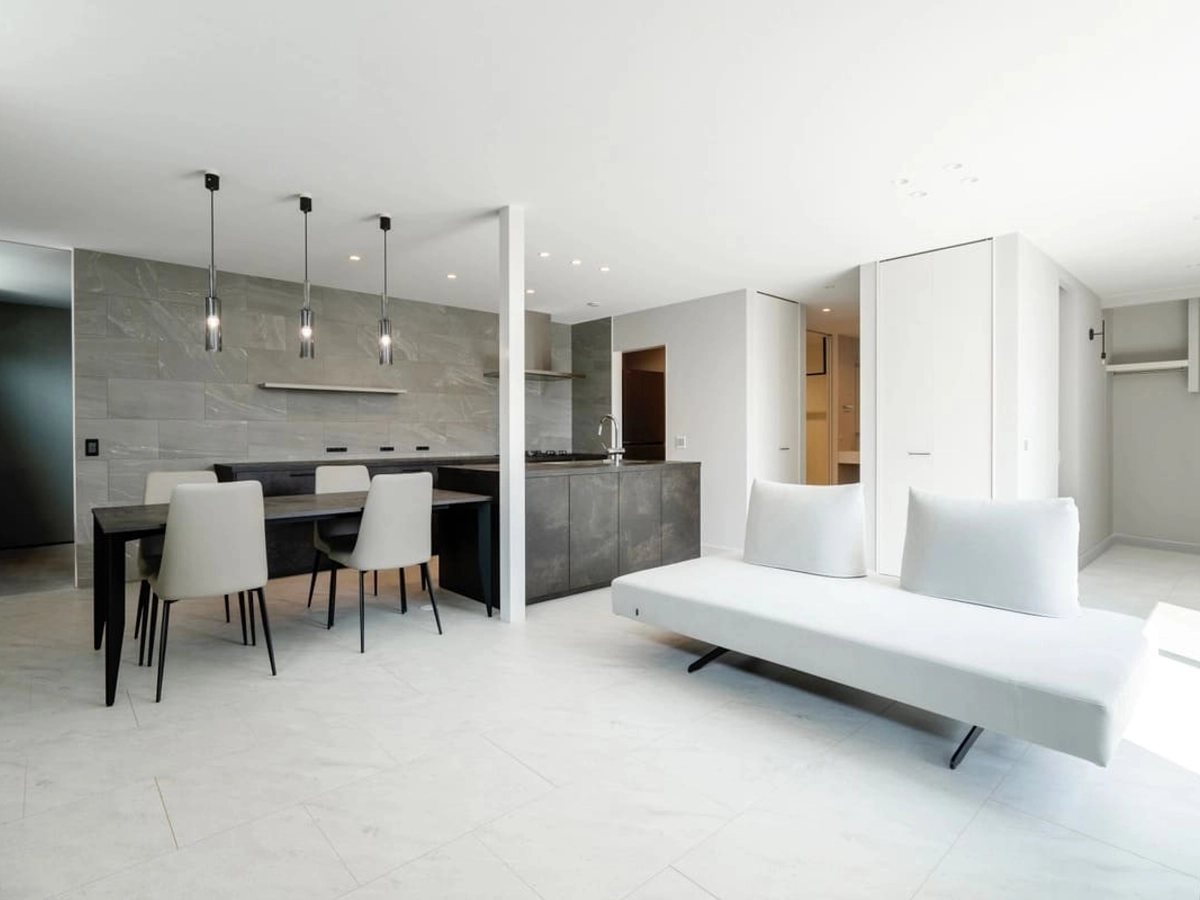 回遊動線のある明るいリビング