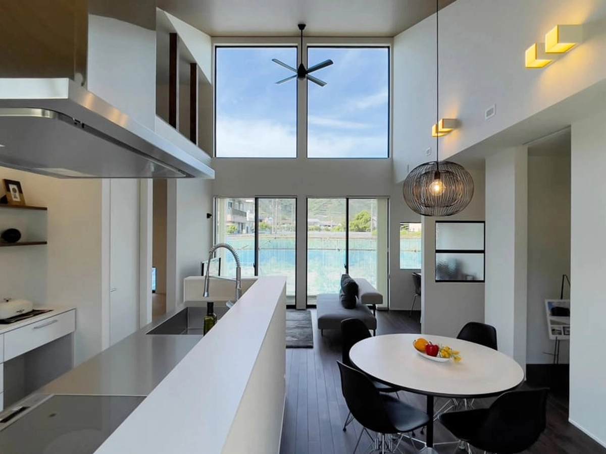 4寸勾配の吹き抜けが設けられたリビング