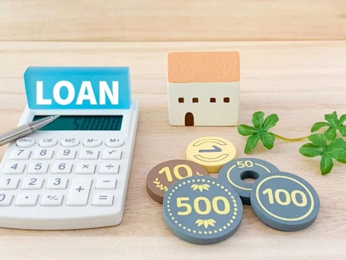 電卓と家とコインにローンの文字