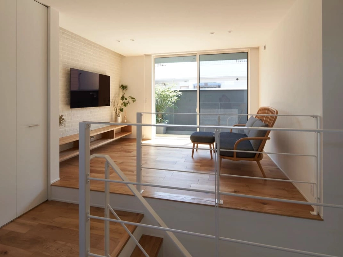 2階リビングと奥のバルコニー