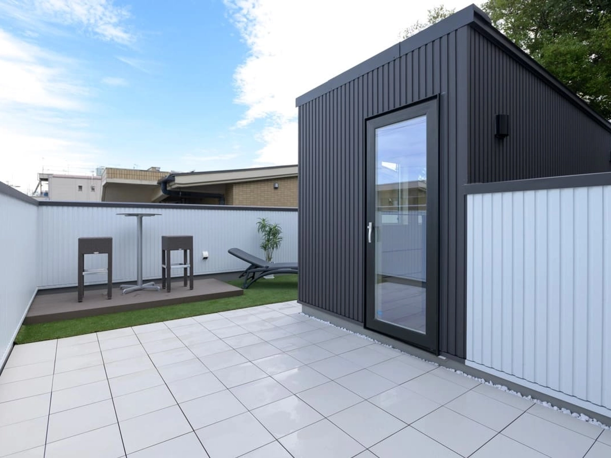 開放的な屋上と光の入るドア