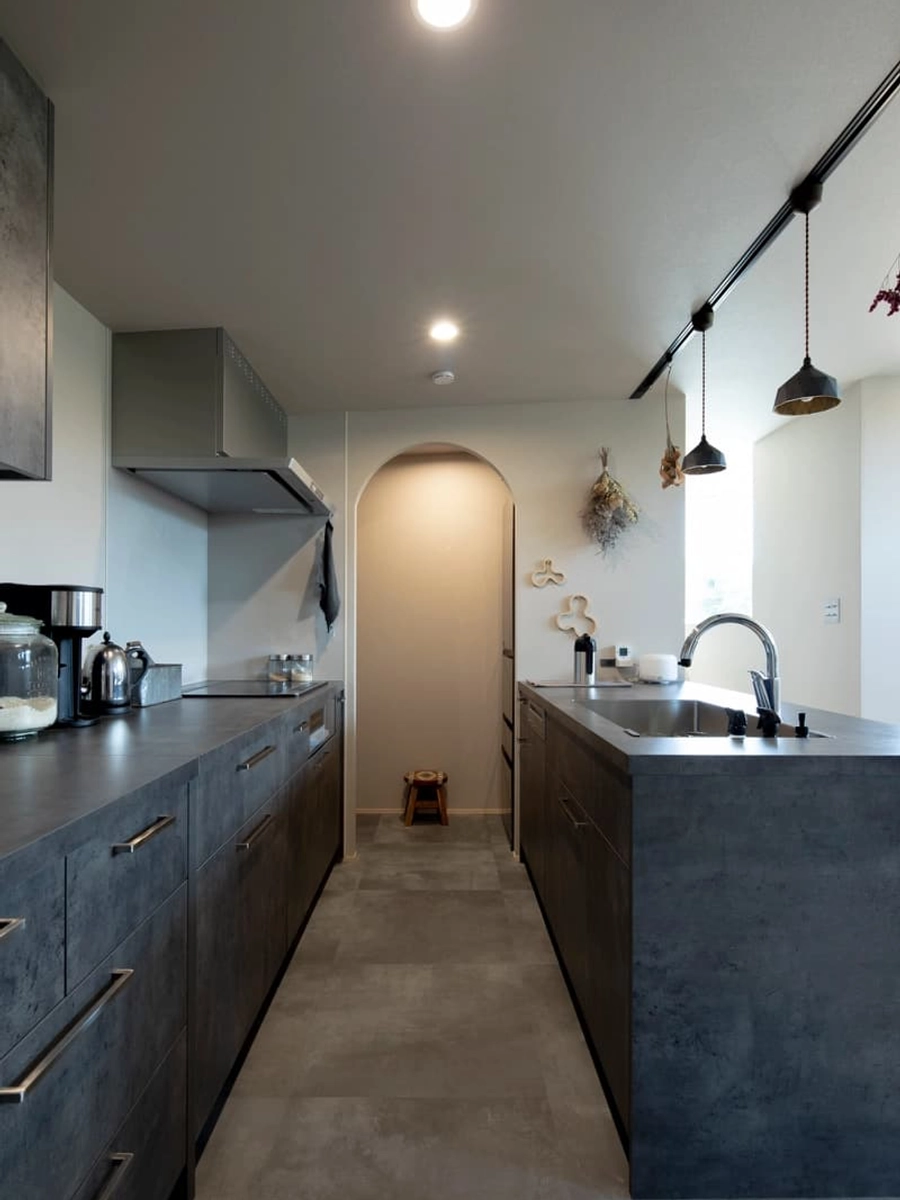 キッチンから見たアーチ状のパントリー入口