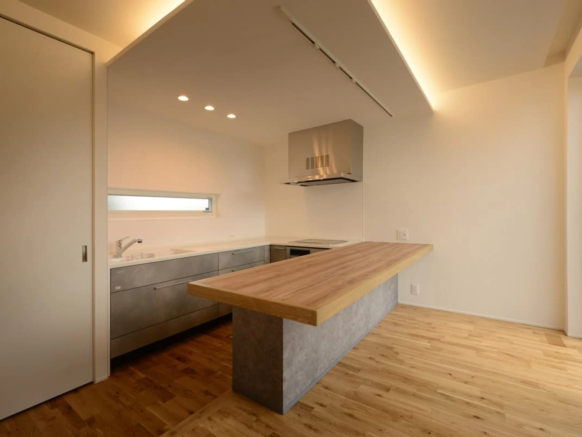 対面カウンターのあるウォール型L型キッチン