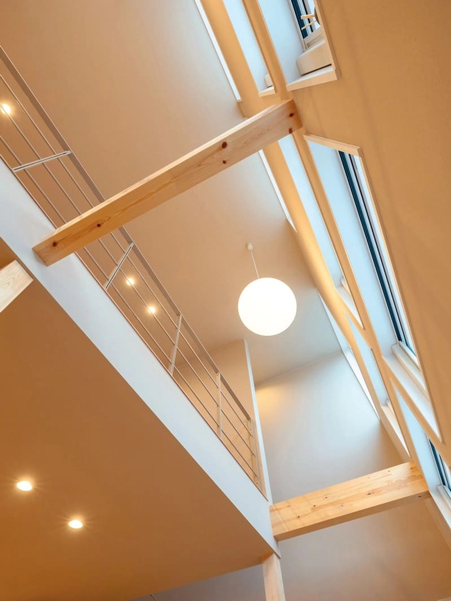 吹き抜けを下から見上げたところ