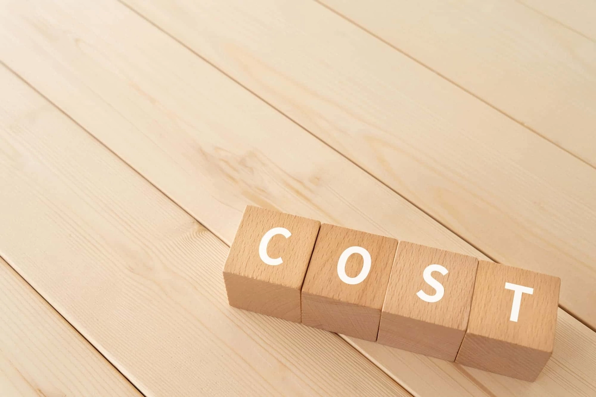 COSTと書かれたブロック