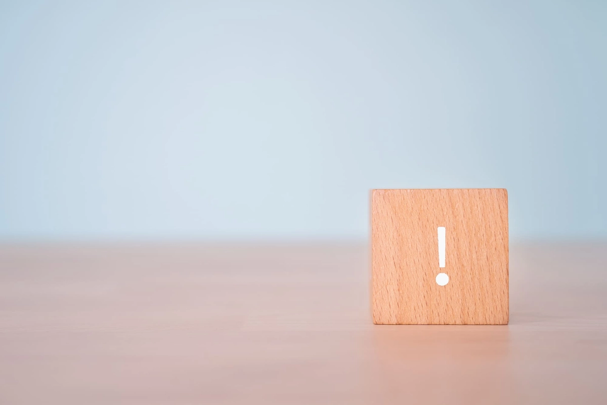 びっくりマークが書かれたの積み木