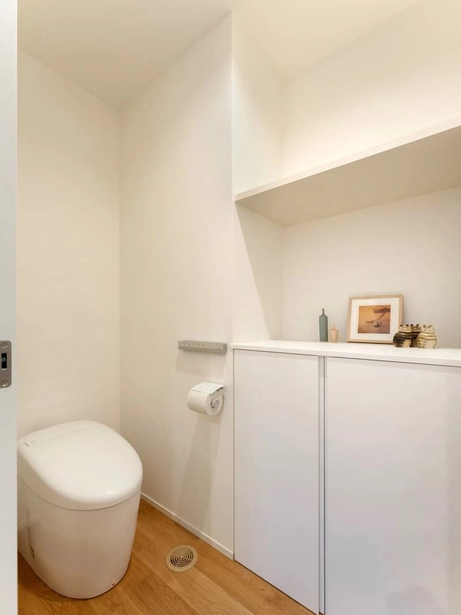 白を基調とした明るく清潔感のあるトイレ