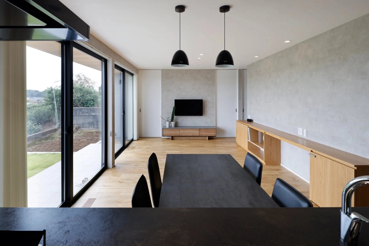 大きな掃き出し窓で開放感のあるリビングダイニング