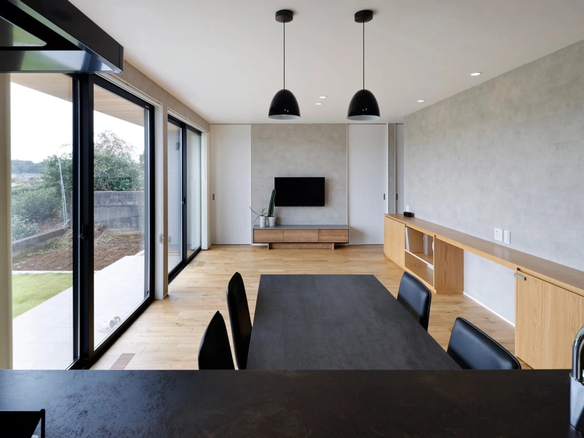 大きな掃き出し窓で開放感のあるリビングダイニング